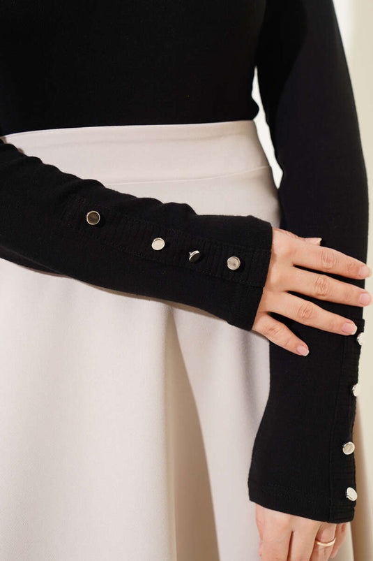 بدلة جسم سوداء بأزرار معدنية على الكاحل