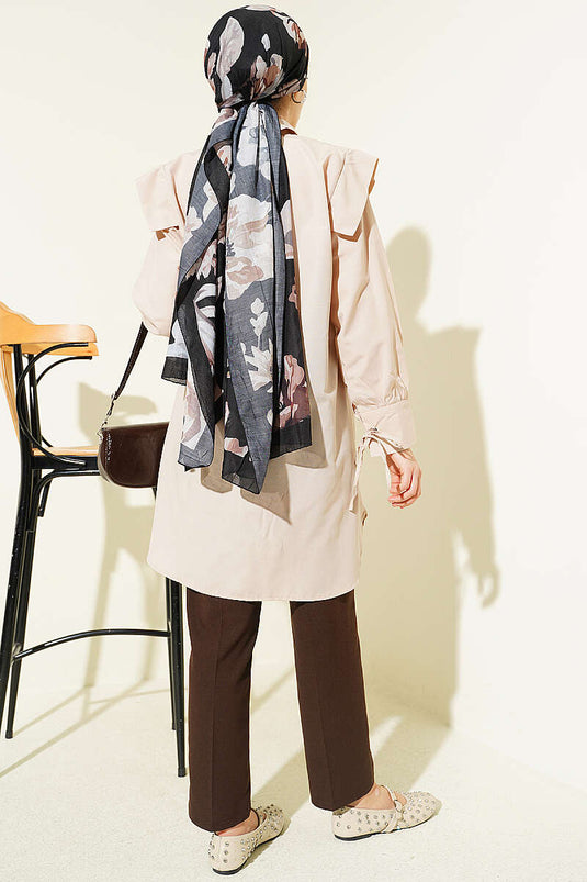 Beige blouse met V-hals en polsstrikjes