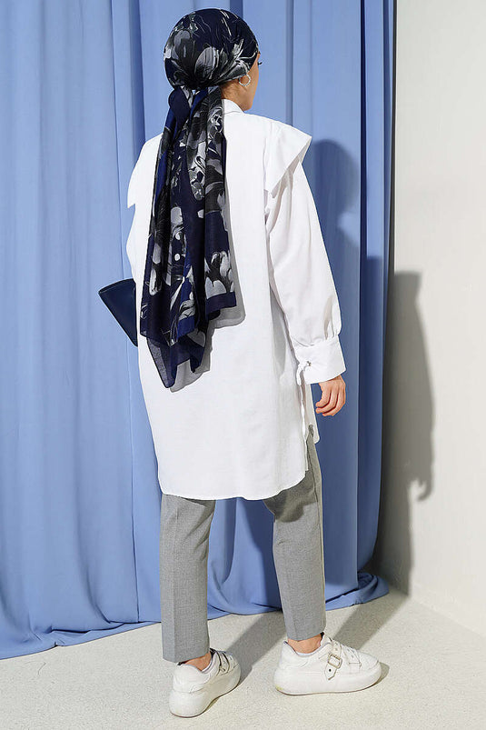 Chemise blanche à manches longues avec lien au poignet et col en V