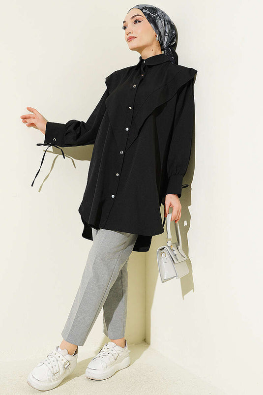 Camicia nera con lacci al polso e scollo a V