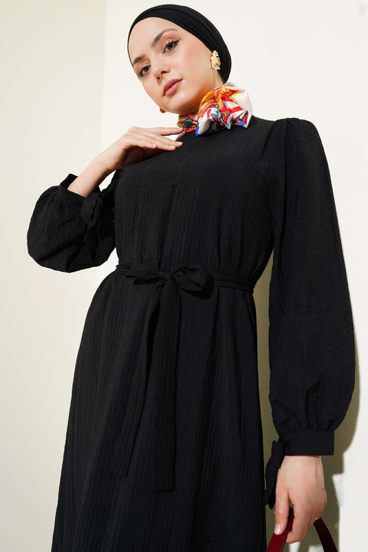 فستان سيرساكر أسود بطول الكاحل مع حزام