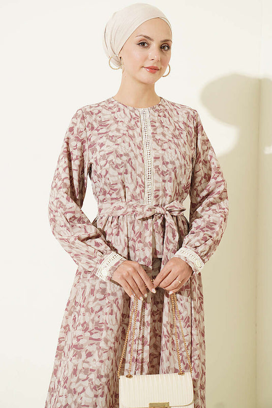 Robe Beige Avec Détail De Dentelle Au Poignet