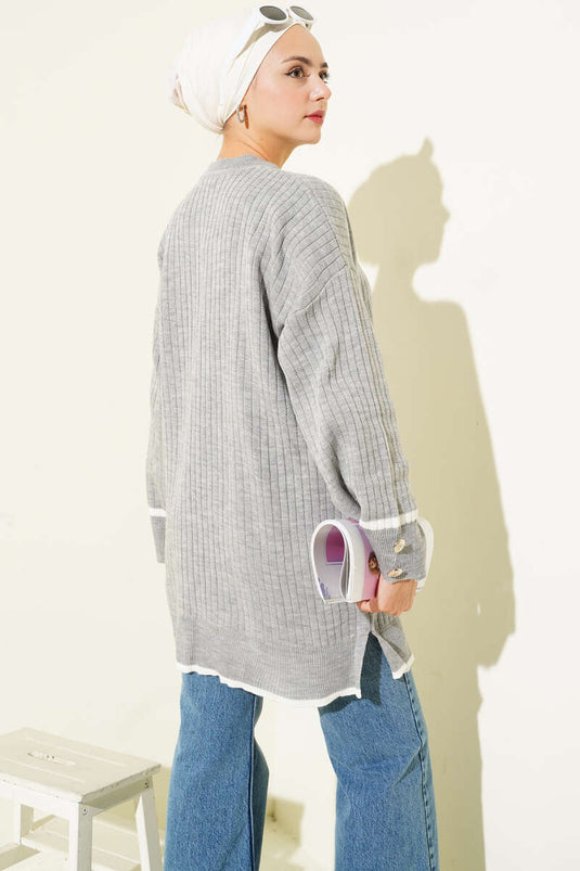 سترة محبوكة مضلعة بأزرار على الأكمام، رمادية