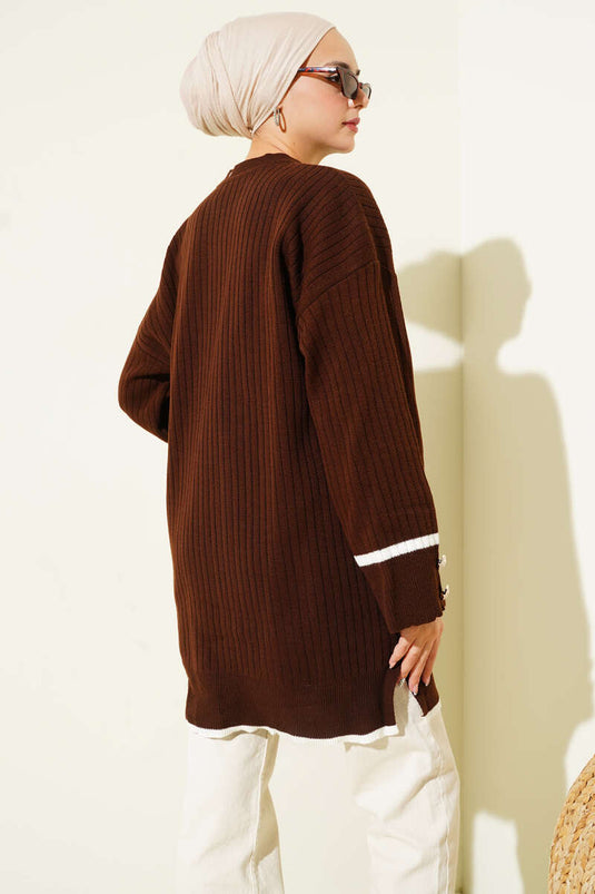 سترة محبوكة مضلعة بأزرار على الأكمام، بني