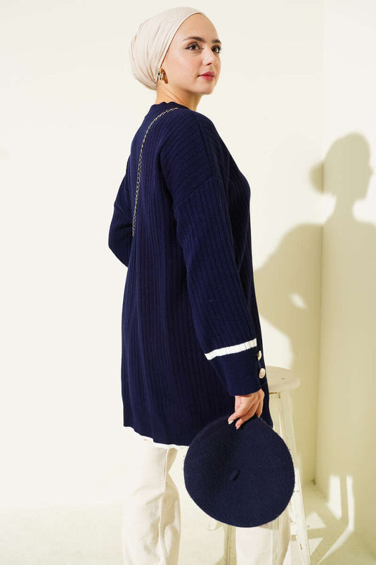 سترة طويلة محبوكة مضلعة باللون الكحلي مع أزرار على الأكمام