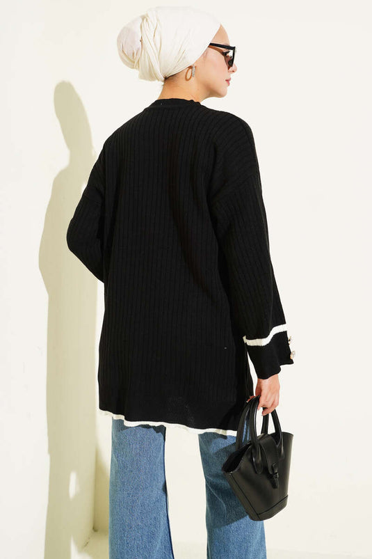 سترة محبوكة مضلعة بأزرار على الأكمام، سوداء