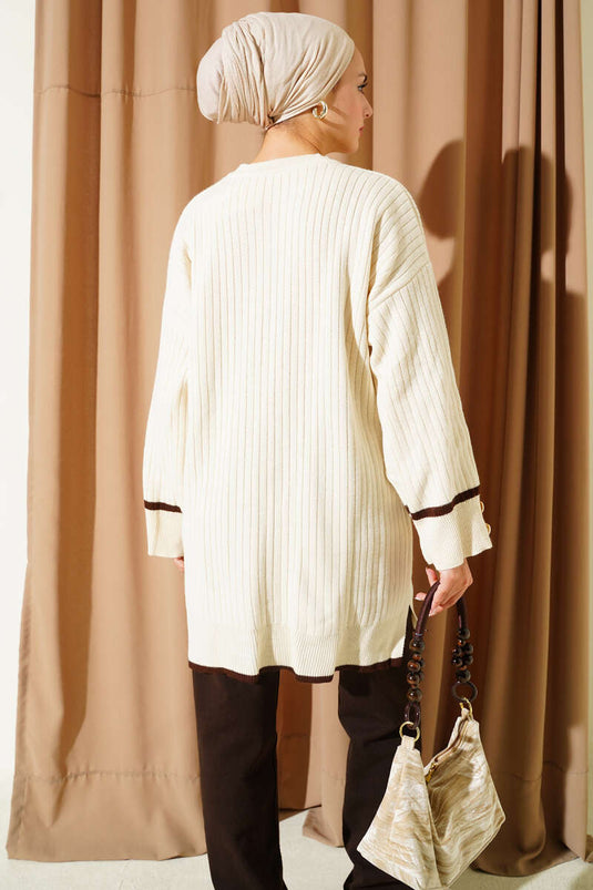 سترة محبوكة مضلعة بأزرار على الأكمام بلون حجري