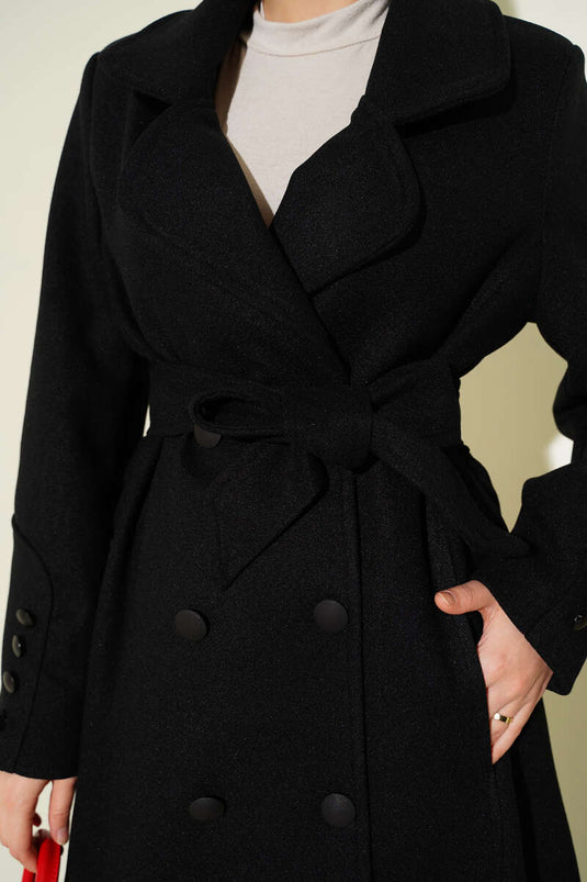 معطف من الكشمير الأسود مع أزرار أكمام وحزام