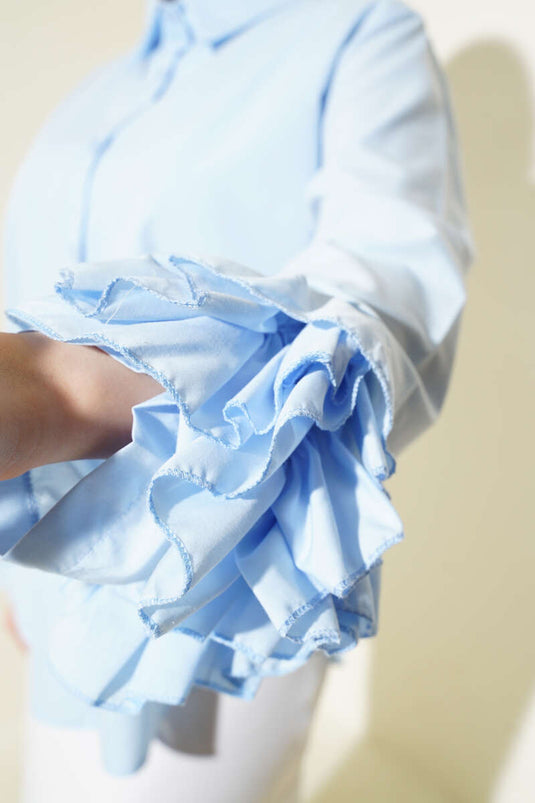 قميص قصير مع كشكشة عند الكاحل باللون الأزرق الفاتح