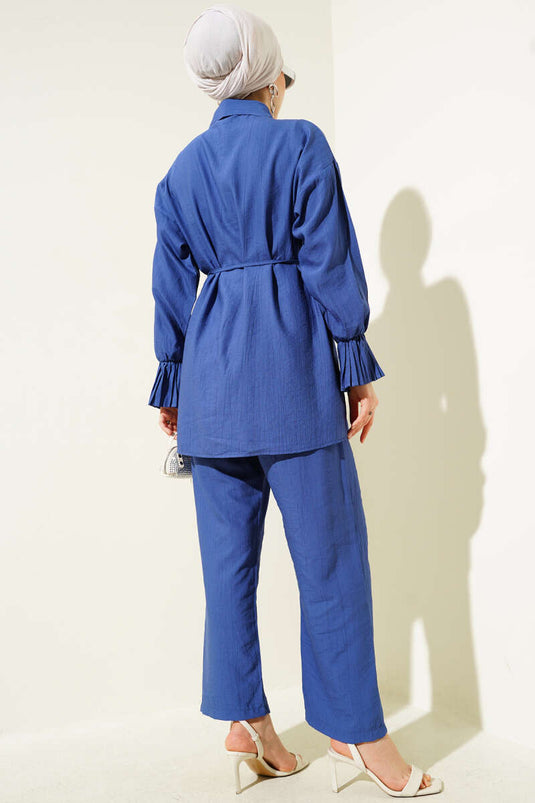 Costume deux pièces indigo avec volants aux poignets et boutons en pierre