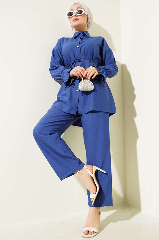 Costume deux pièces indigo avec volants aux poignets et boutons en pierre