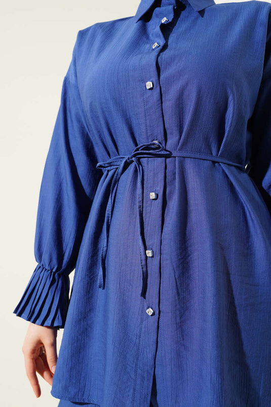 Costume deux pièces indigo avec volants aux poignets et boutons en pierre