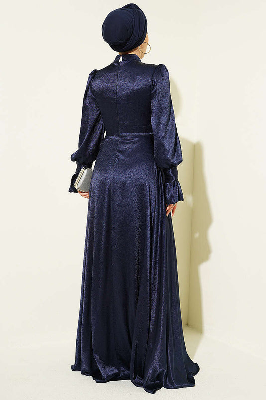 Robe de soirée bleu marine à volants aux poignets et nouée sur le côté