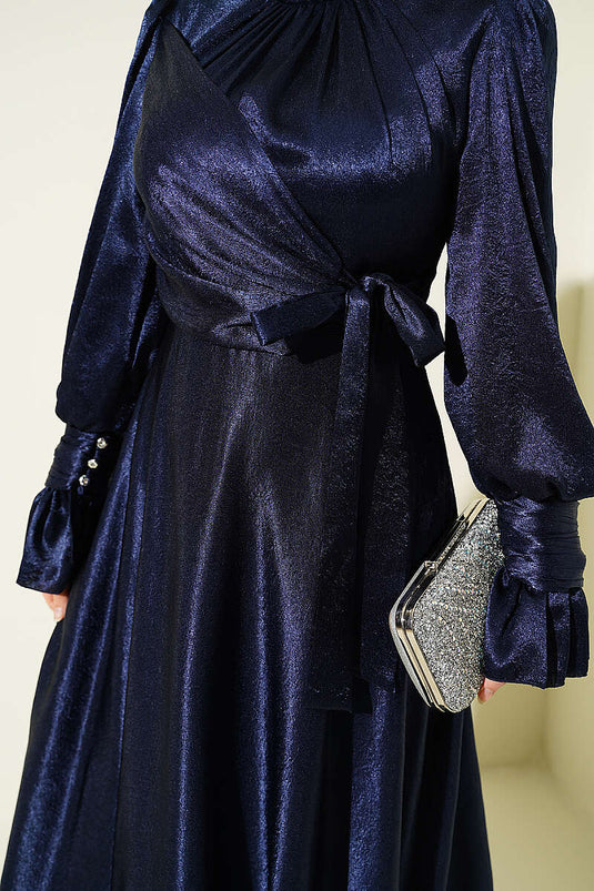 Robe de soirée bleu marine à volants aux poignets et nouée sur le côté