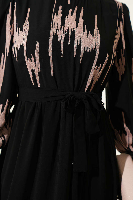 Robe Rose Brodée Au Poignet