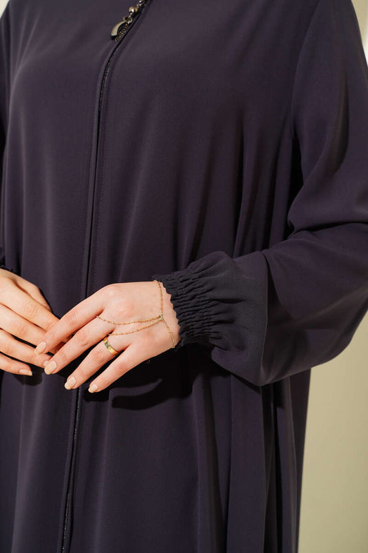 Abaya grande taille couleur fumée, poignets et épaules rembourrés.