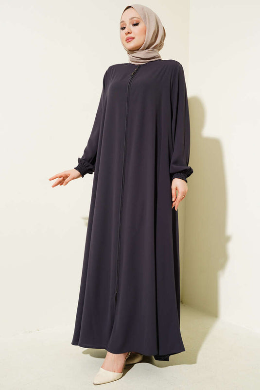 Abaya grande taille couleur fumée, poignets et épaules rembourrés.