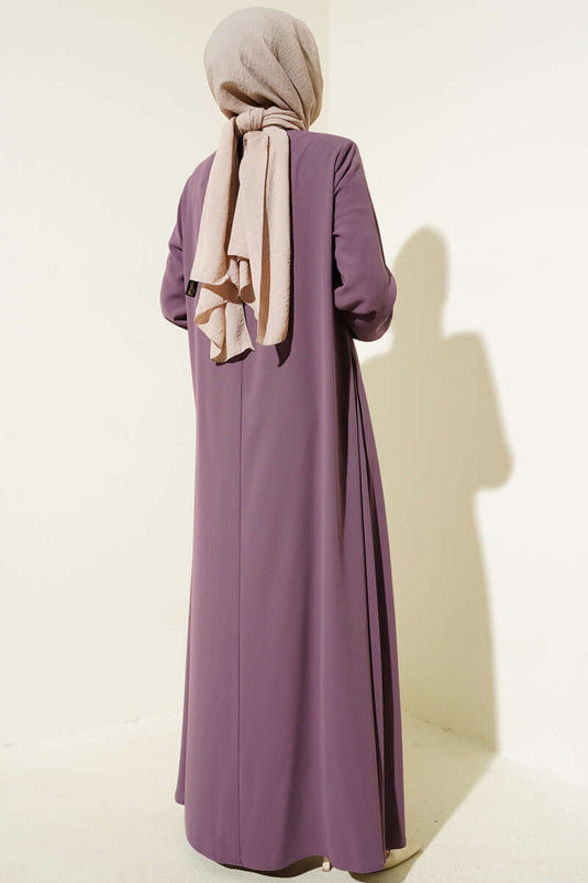 Abaya grande taille rose poudré avec poignets rembourrés et épaules nouées.