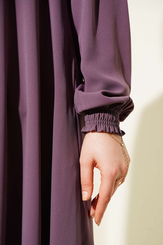 Abaya grande taille rose poudré avec poignets rembourrés et épaules nouées.