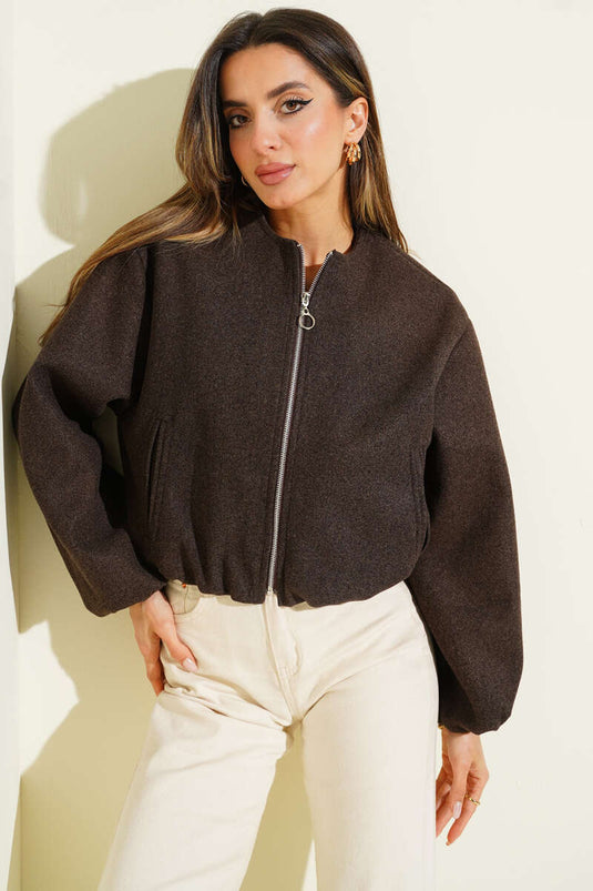 سترة قصيرة بطبعة مطاطية على المعصم بلون بني داكن