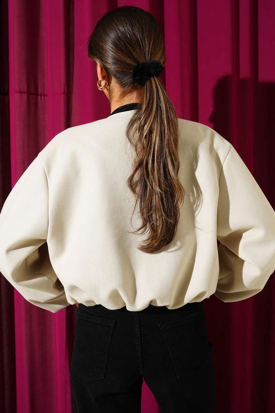 سترة قصيرة بطبعة مطاطية على المعصم بلون بيج