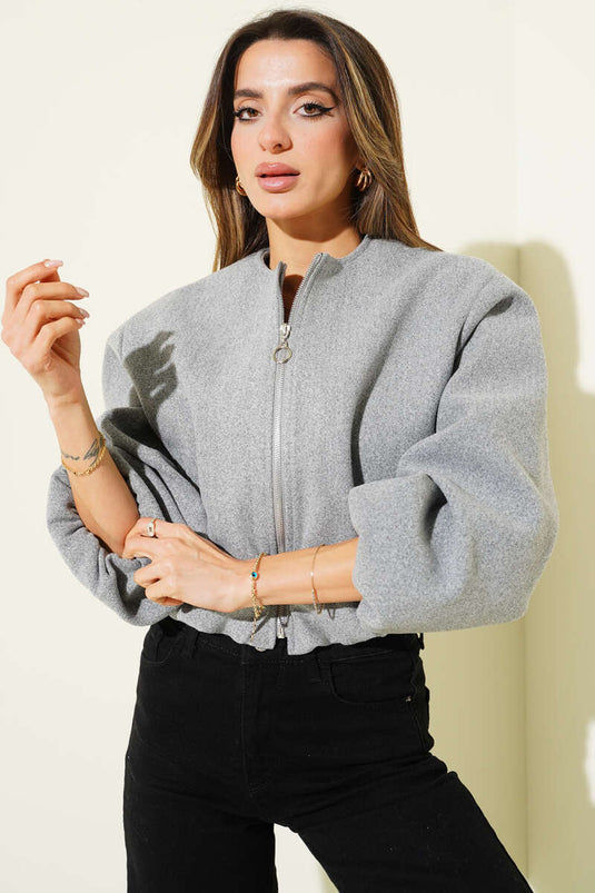 سترة قصيرة بطبعة مطاطية على المعصم باللون الرمادي