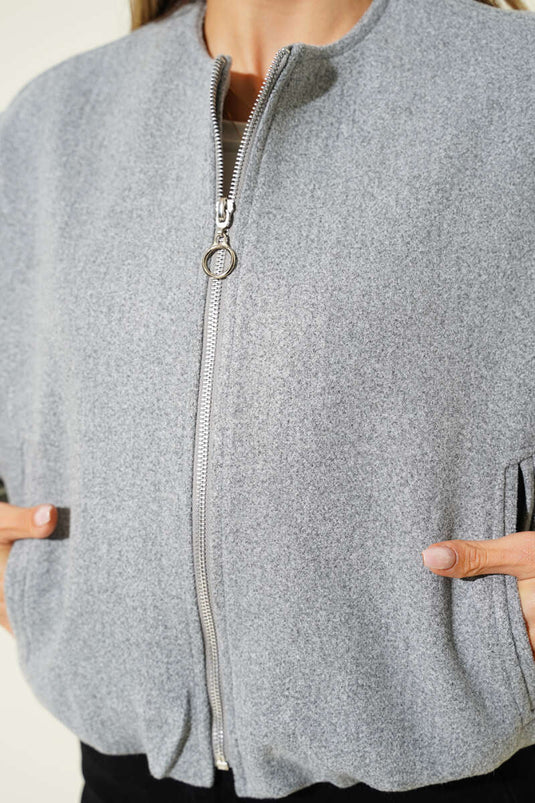 Veste courte en drap gris avec détails en caoutchouc au poignet