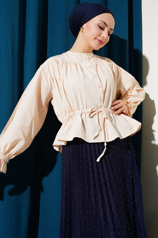 قميص قصير بخصر مطاطي باللون البيج