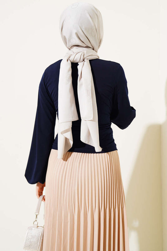 بلوزة مرنة بأكمام متقاطعة باللون الأزرق الداكن