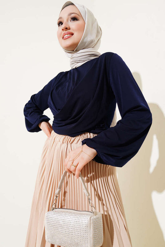 بلوزة مرنة بأكمام متقاطعة باللون الأزرق الداكن