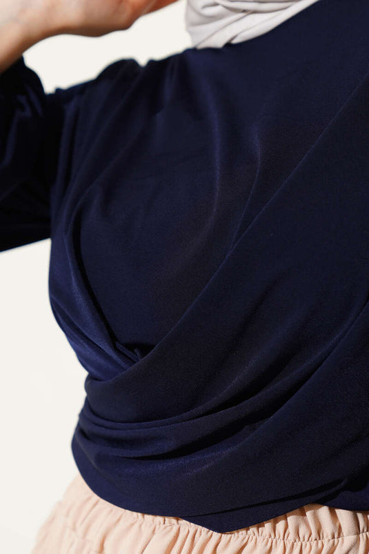 بلوزة مرنة بأكمام متقاطعة باللون الأزرق الداكن