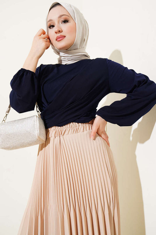 بلوزة مرنة بأكمام متقاطعة باللون الأزرق الداكن