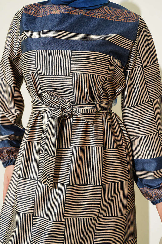 Blaue Kleid Mit Elastischen Bündchen Und Dama-Muster