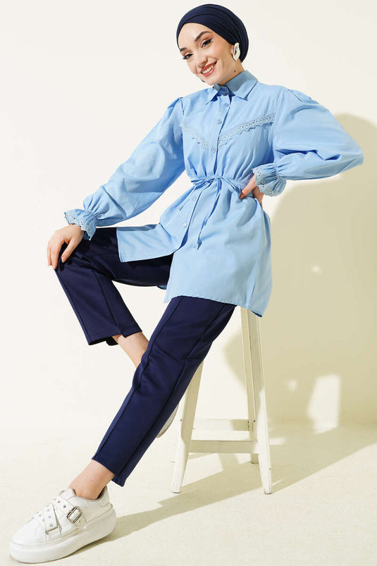 Chemise à manches élastiquées avec détails en guipure, bleu bébé