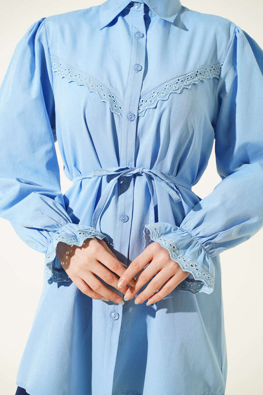 Chemise à manches élastiquées avec détails en guipure, bleu bébé
