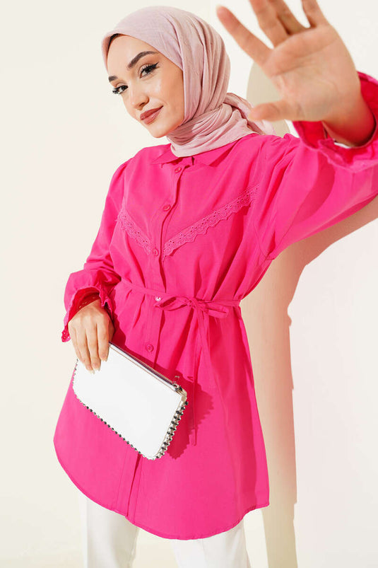 Chemise fuchsia avec dentelle guipure et poignets élastiqués