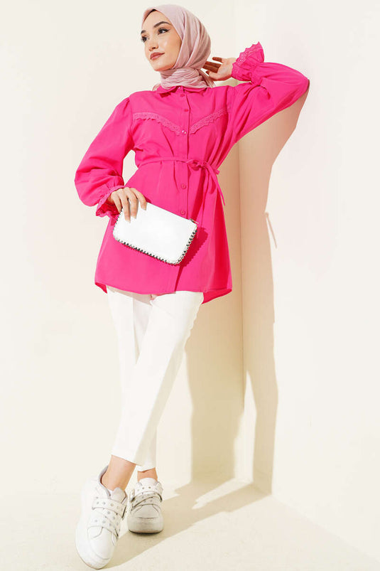 Chemise fuchsia avec dentelle guipure et poignets élastiqués