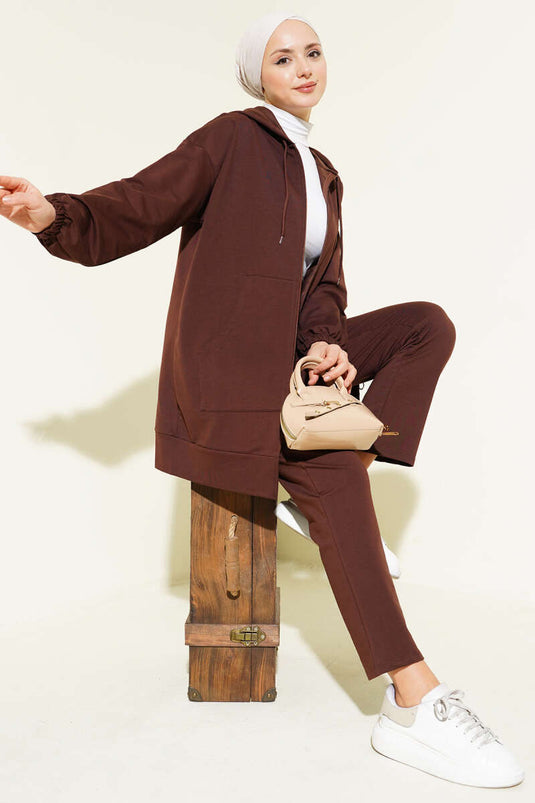 Conjunto doble con capucha y puños elásticos color café