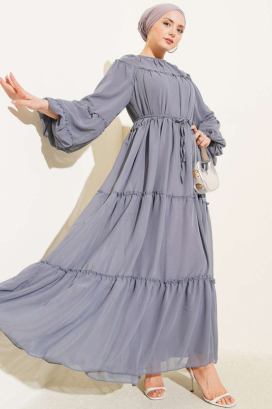 Kleid mit Stufen aus chiffon mit elastischem Handgelenk, rauchgrau