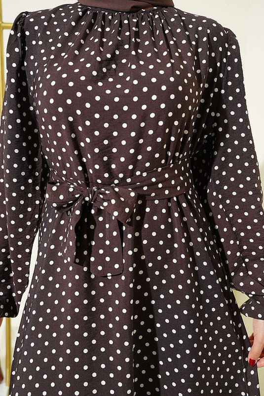Robe ceinturée à pois avec manchettes élastiques couleur café brûlé
