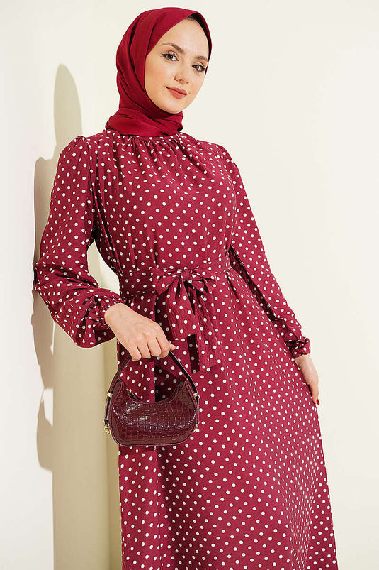 Robe bordeaux à ceinture et poignets élastiqués à pois