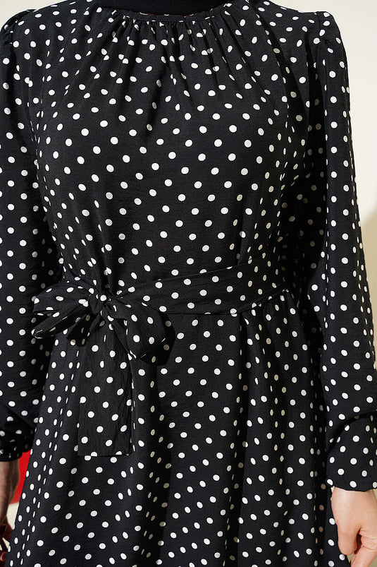 Robe noire à ceinture à pois avec manchettes élastiques