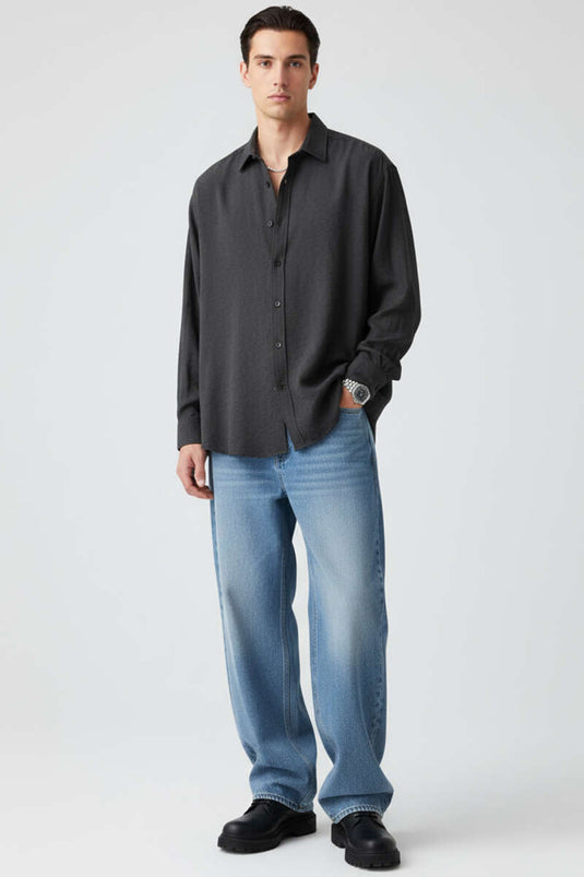 قميص رجالي أسود اللون بتفاصيل عند الكاحل