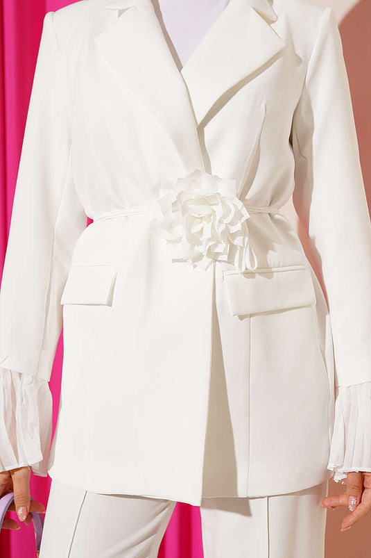 Ensemble blazer blanc à plis poignet avec broche fleurie