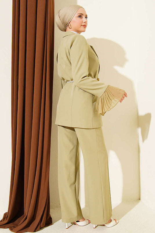 Ensemble blazer plissé aux poignets avec broche fleurie, vert avocat