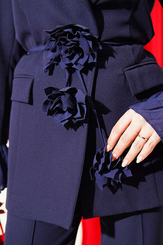 Ensemble blazer plissé à fleurs avec broche, bleu marine
