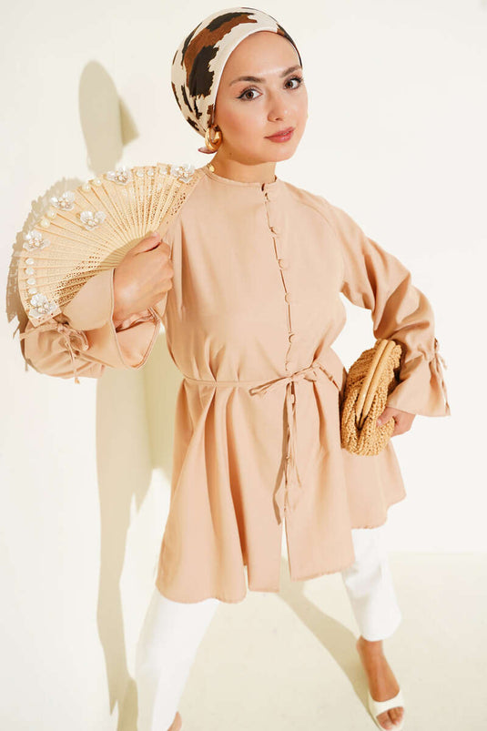 قميص بريت بأزرار عند الكاحل باللون البيج