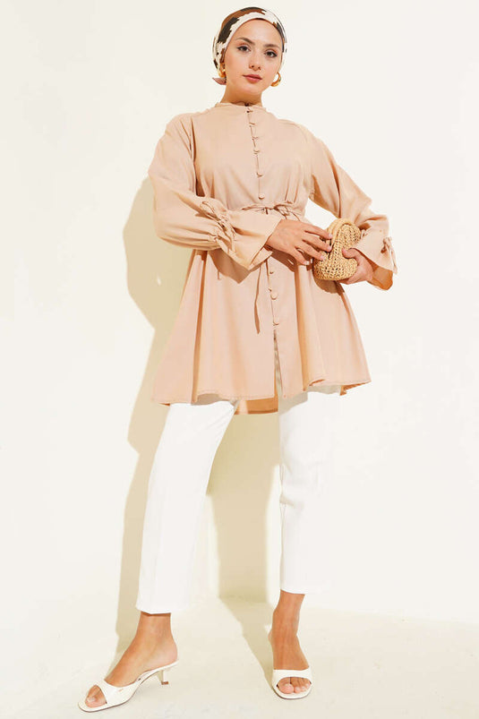 قميص بريت بأزرار عند الكاحل باللون البيج