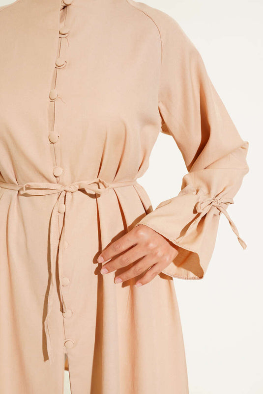 قميص بريت بأزرار عند الكاحل باللون البيج