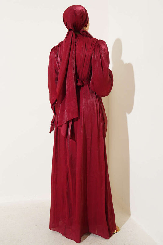 Robe avec châle à volants et papier cadeau au poignet, bordeaux